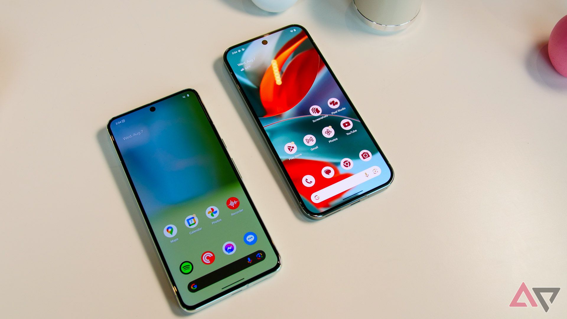 O Google Pixel 8 Pro ao lado do Google Pixel 9 Pro XL