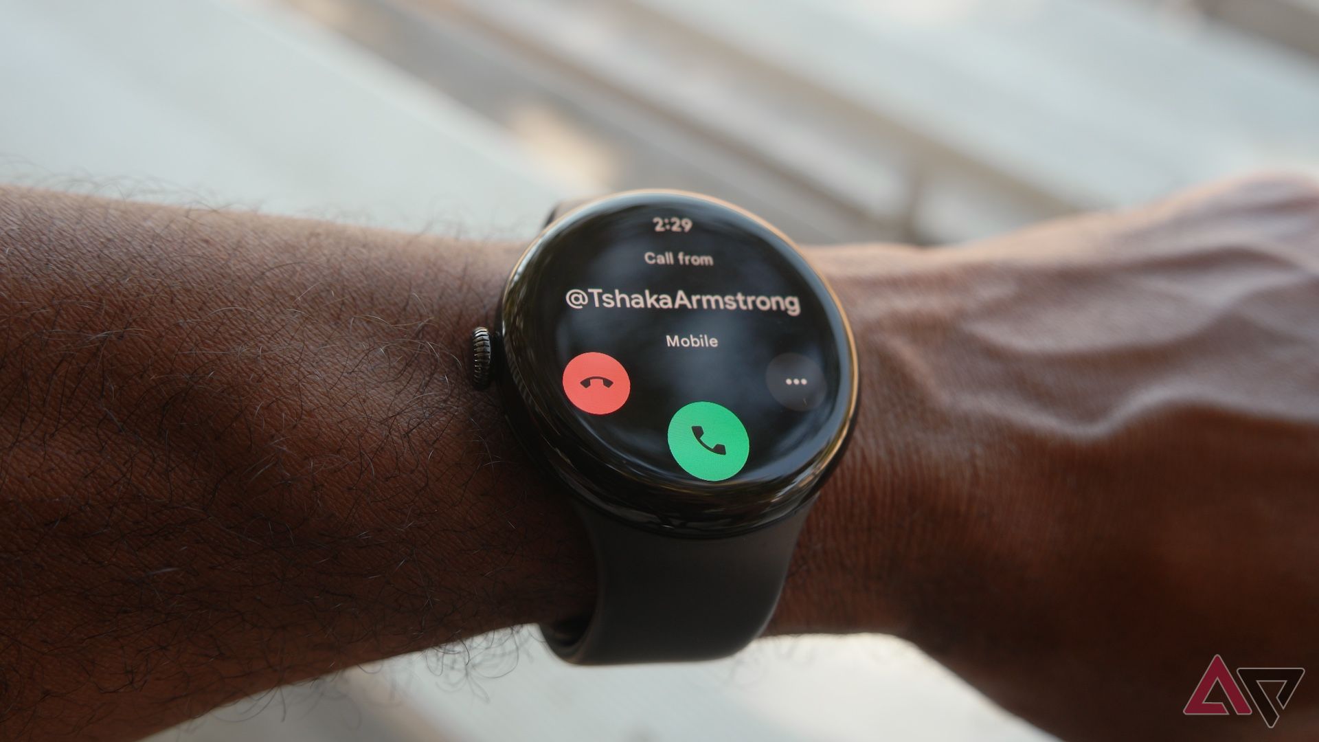 Google Pixel Watch 3 mostrando uma chamada recebida