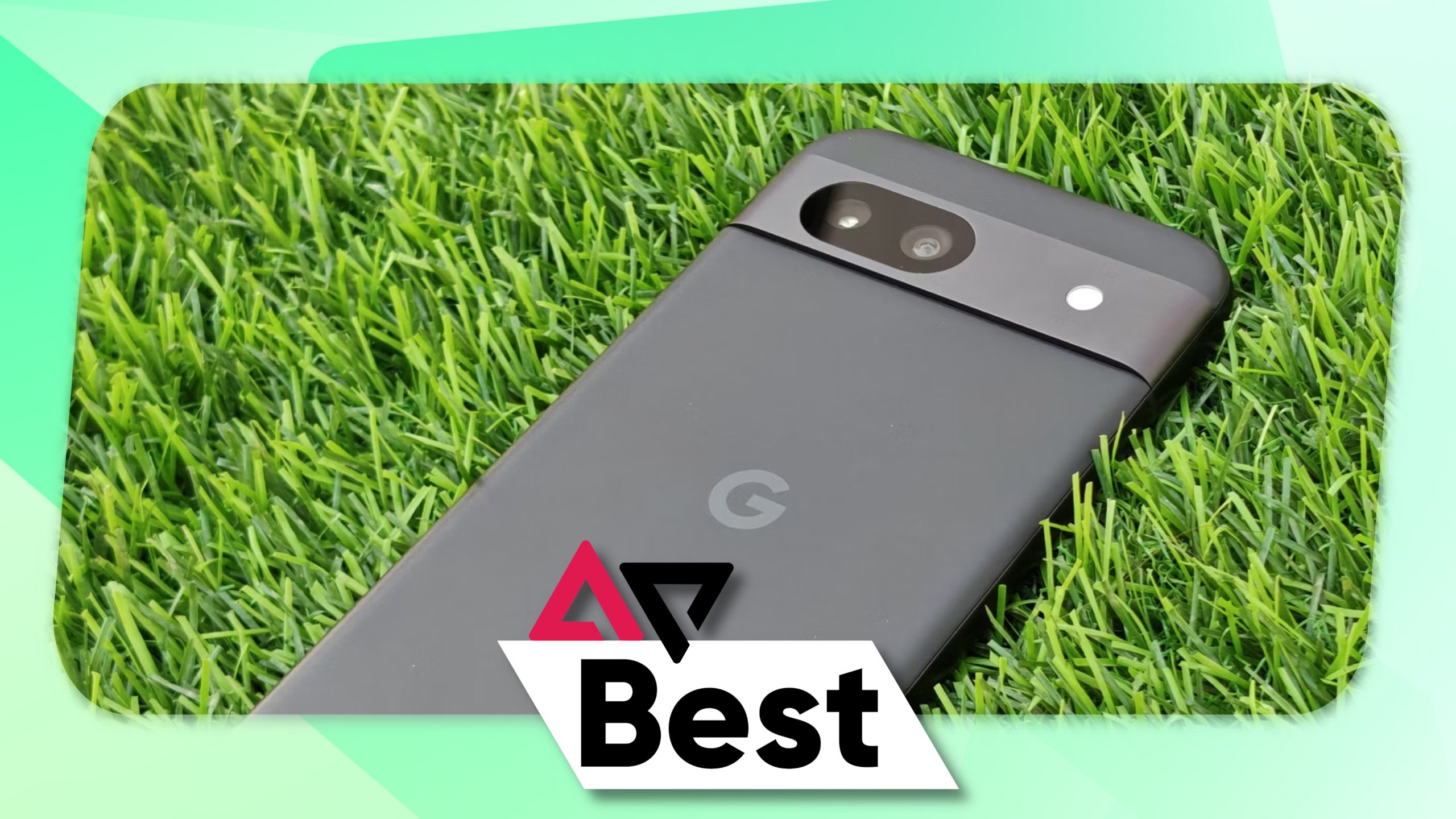 Um Google Pixel 8a cinza virado para baixo em um campo gramado