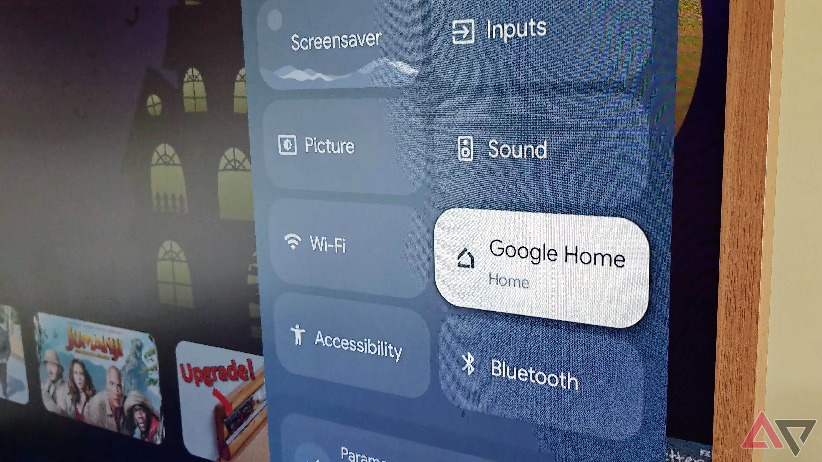 Aplicativo Google Home exibido no painel lateral do Google TV