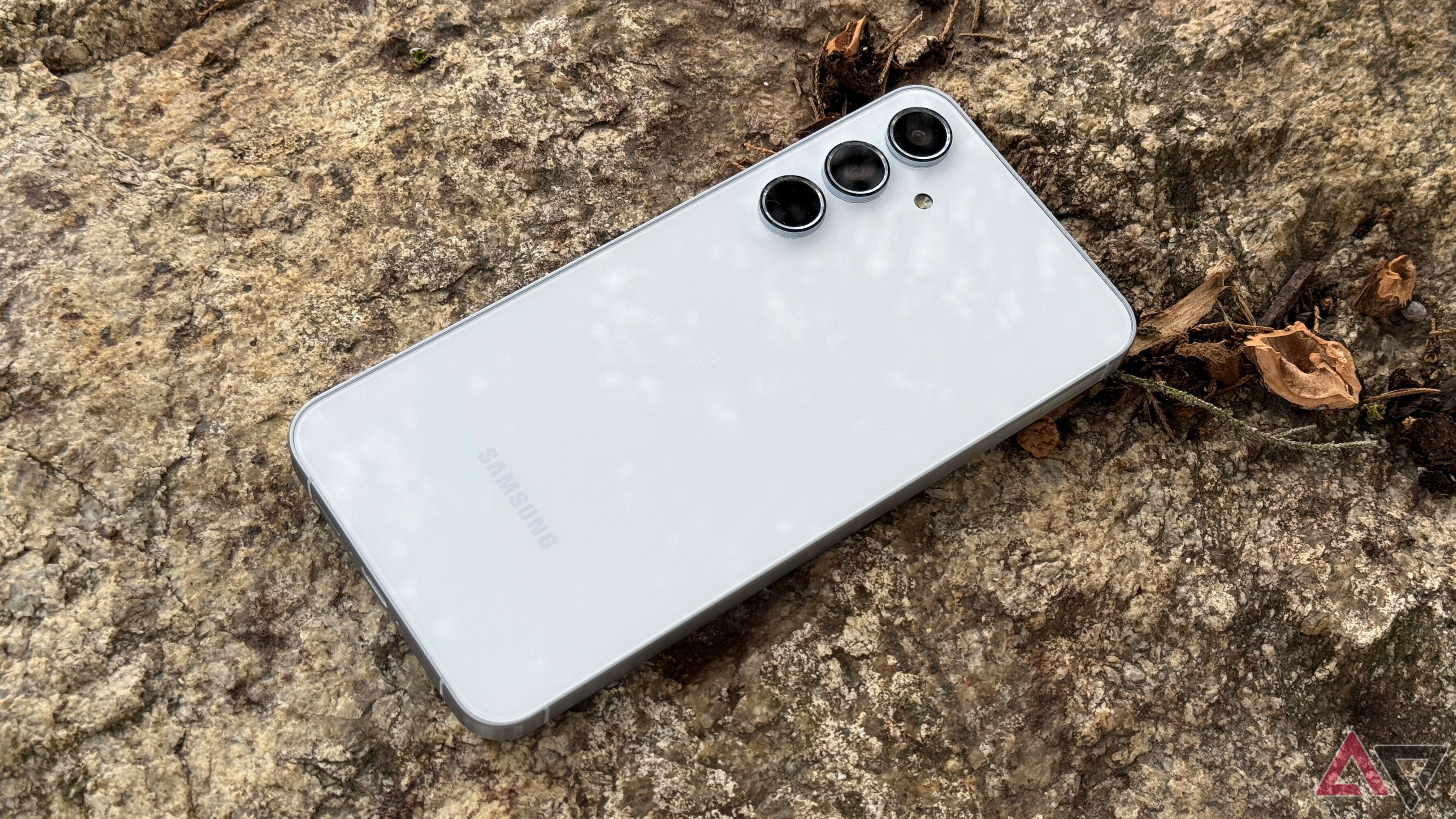 Galaxy A55 encostado em uma pedra