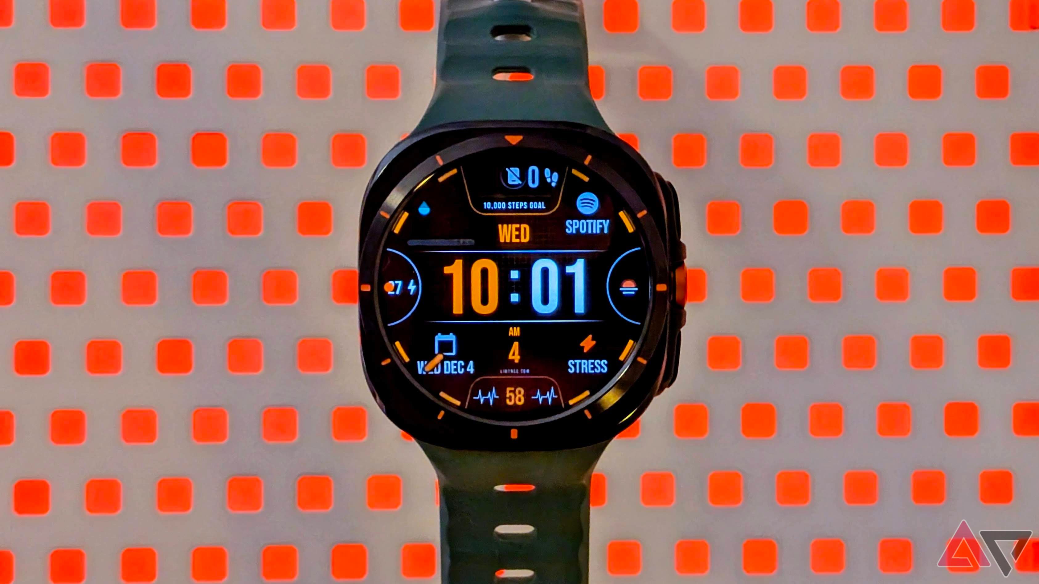 Samsung Galaxy Watch Ultra em frente a uma grade com quadrados laranja