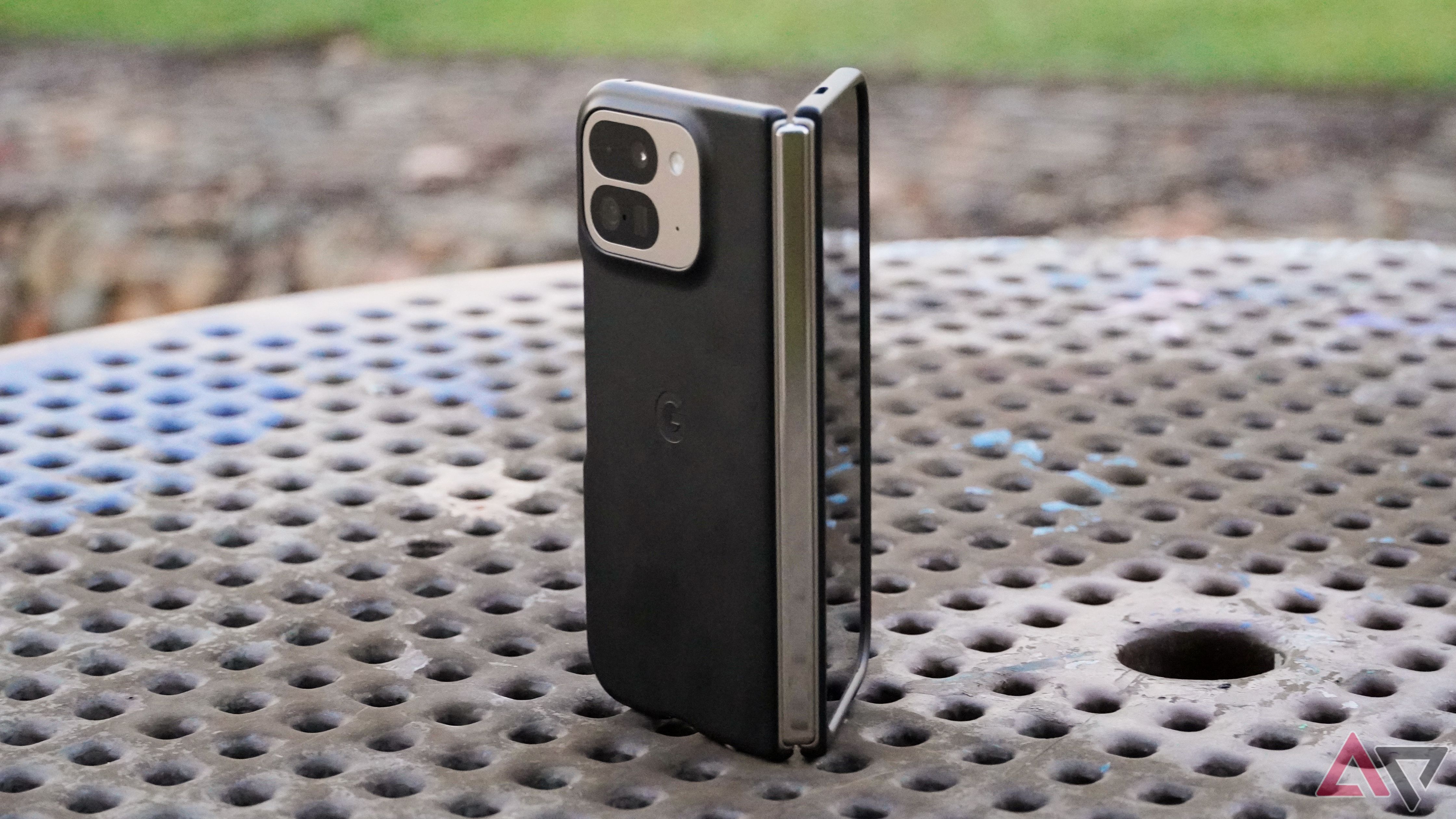 Uma visão angular do Pixel 9 Pro Fold com a capa oficial do Google entreaberta.