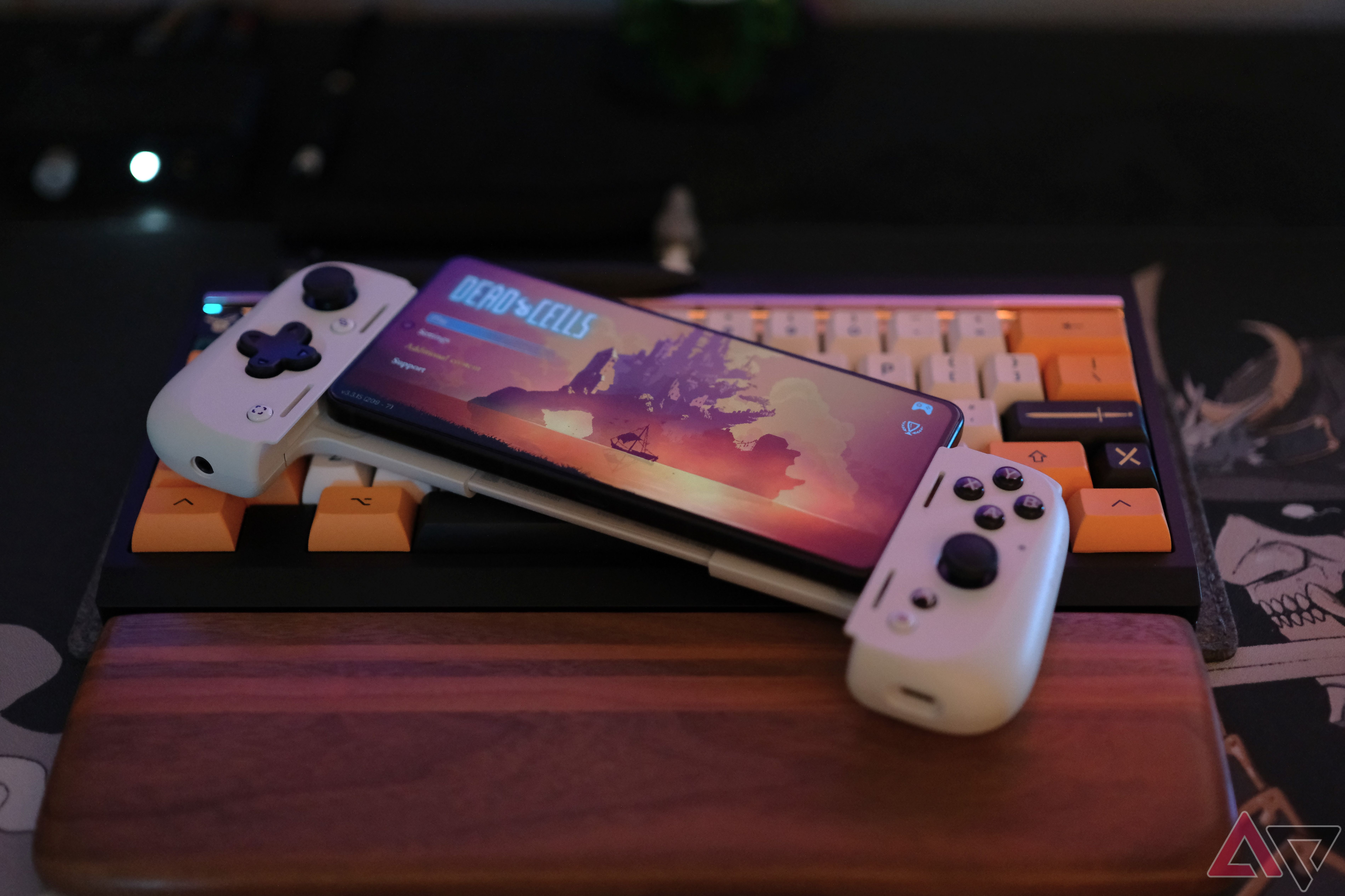 ROG Phone 8 Pro deitado no teclado com controlador kishi conectado