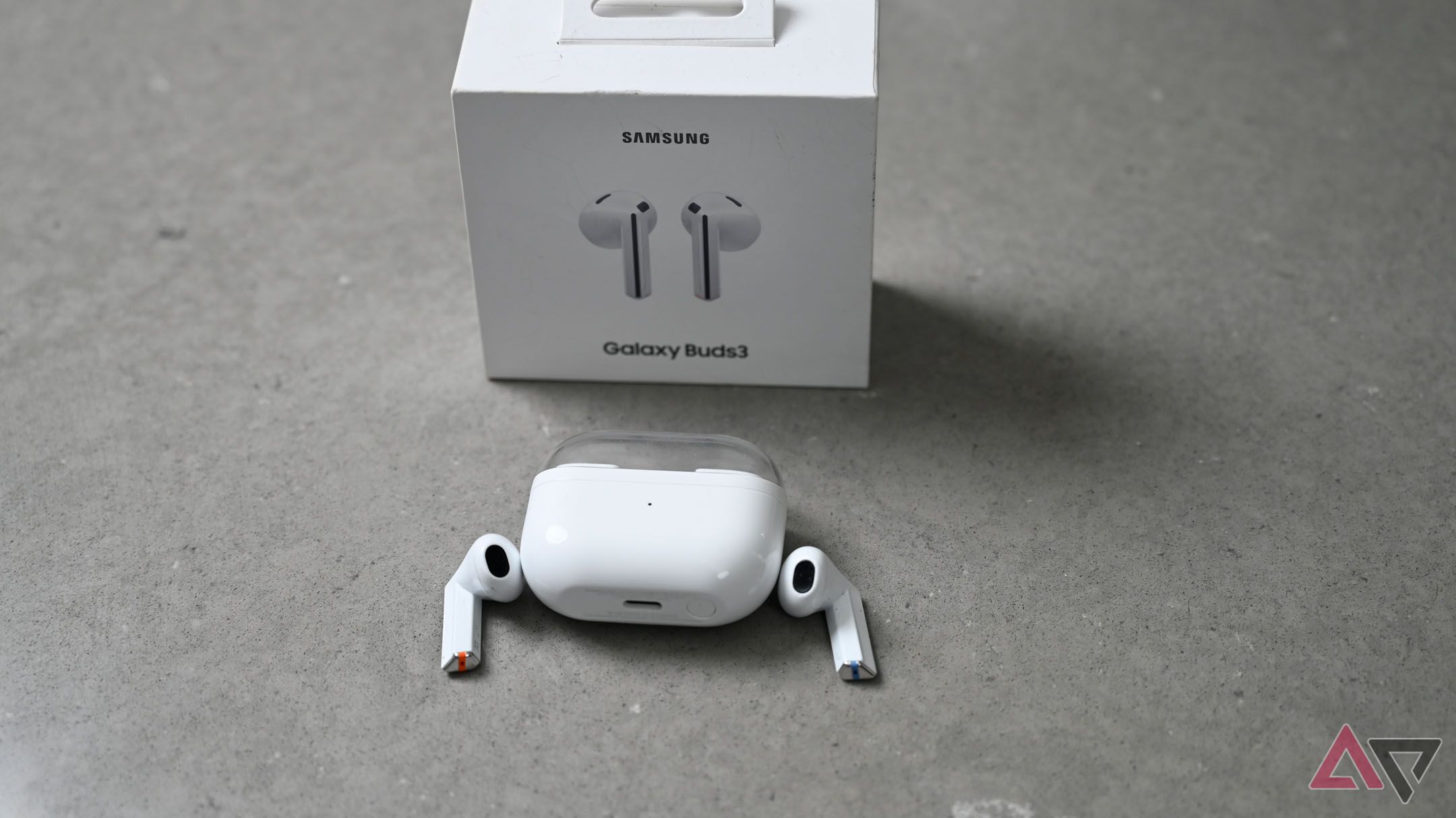 Samsung Galaxy Buds 3 branco com estojo de carregamento e caixa