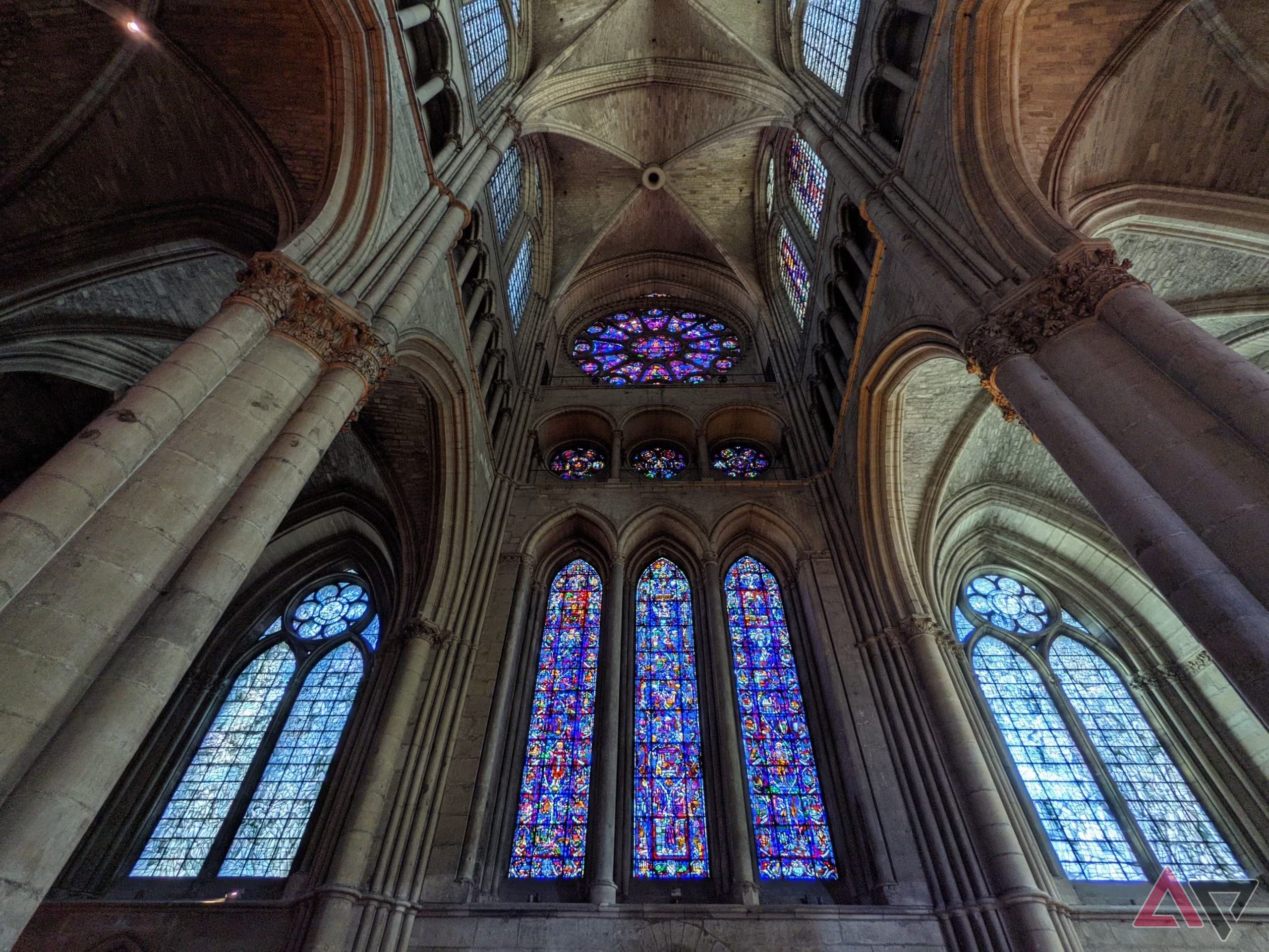 Uma foto do interior do vitral de uma catedral