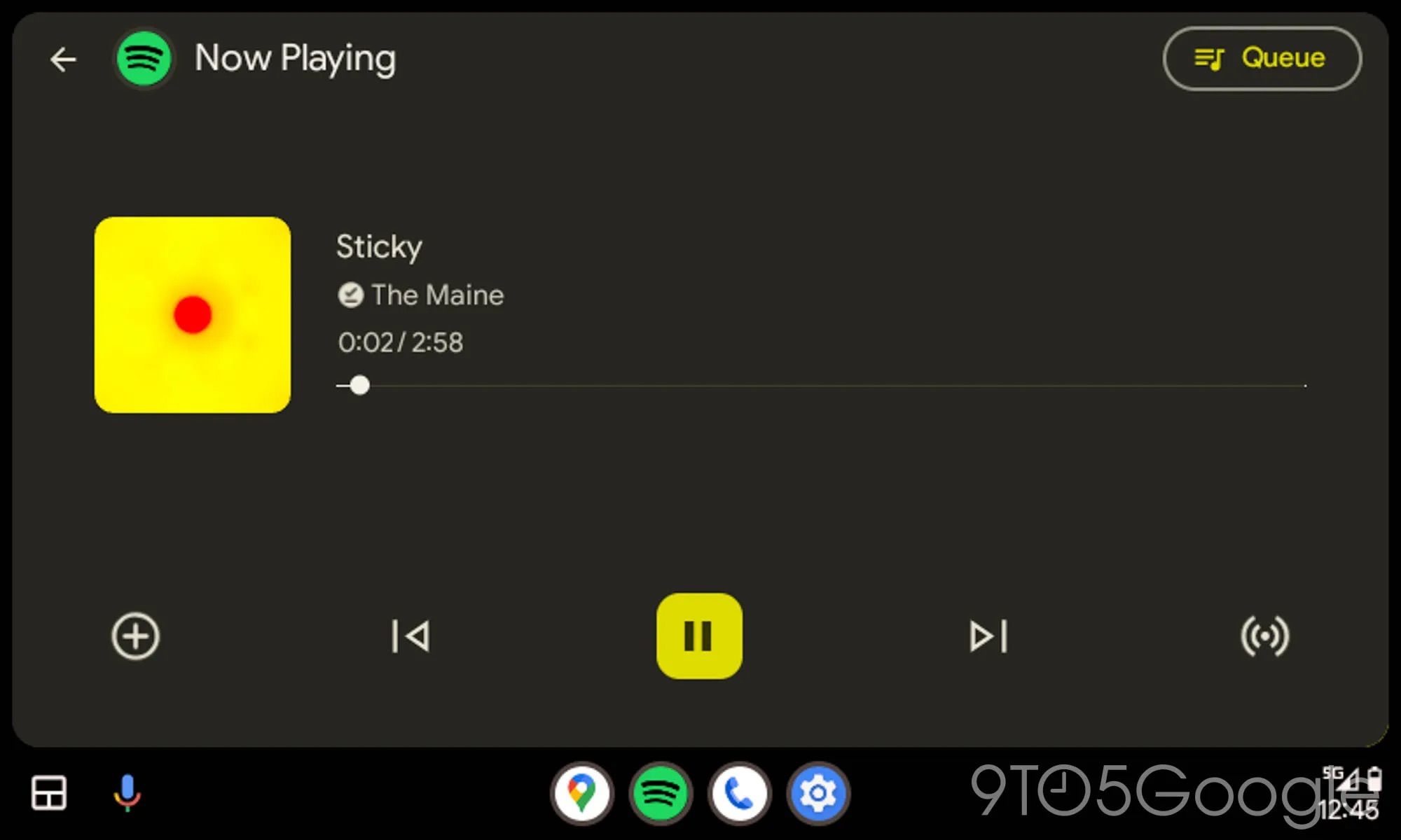 Interface de mídia do Android Auto do final de 2024 mostrando a música Sticky do artista The Maine tocando.