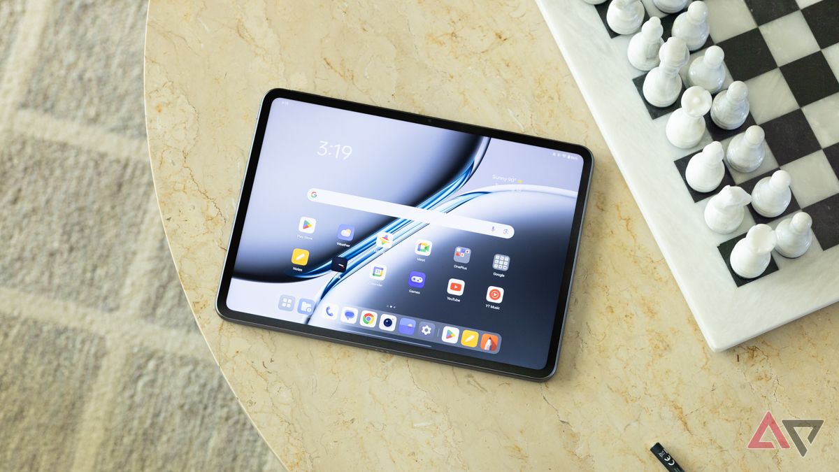 OnePlus Pad 2 em uma mesa perto de um tabuleiro de xadrez