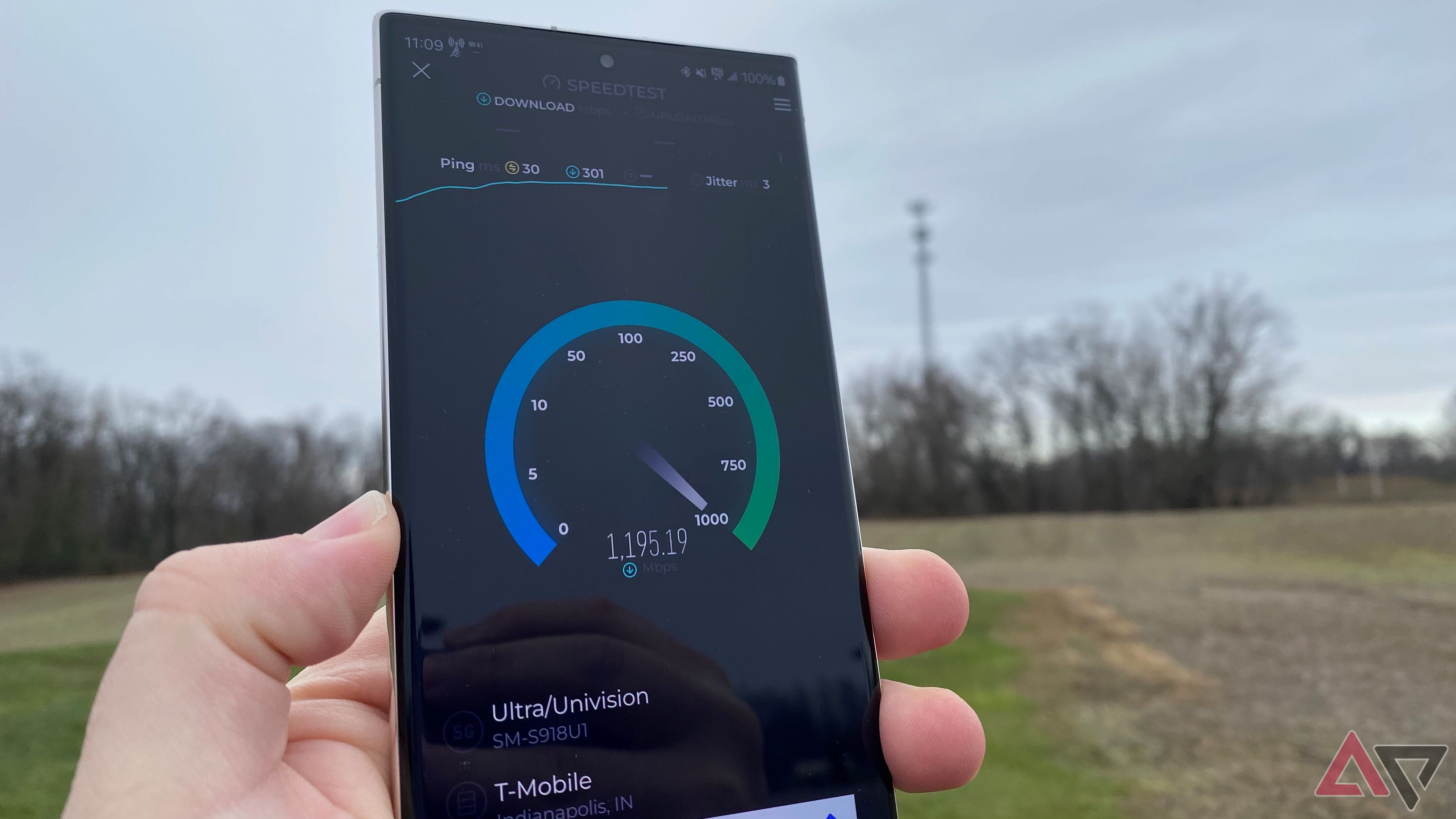 Teste de velocidade Ultra Mobile com torre T-Mobile em segundo plano