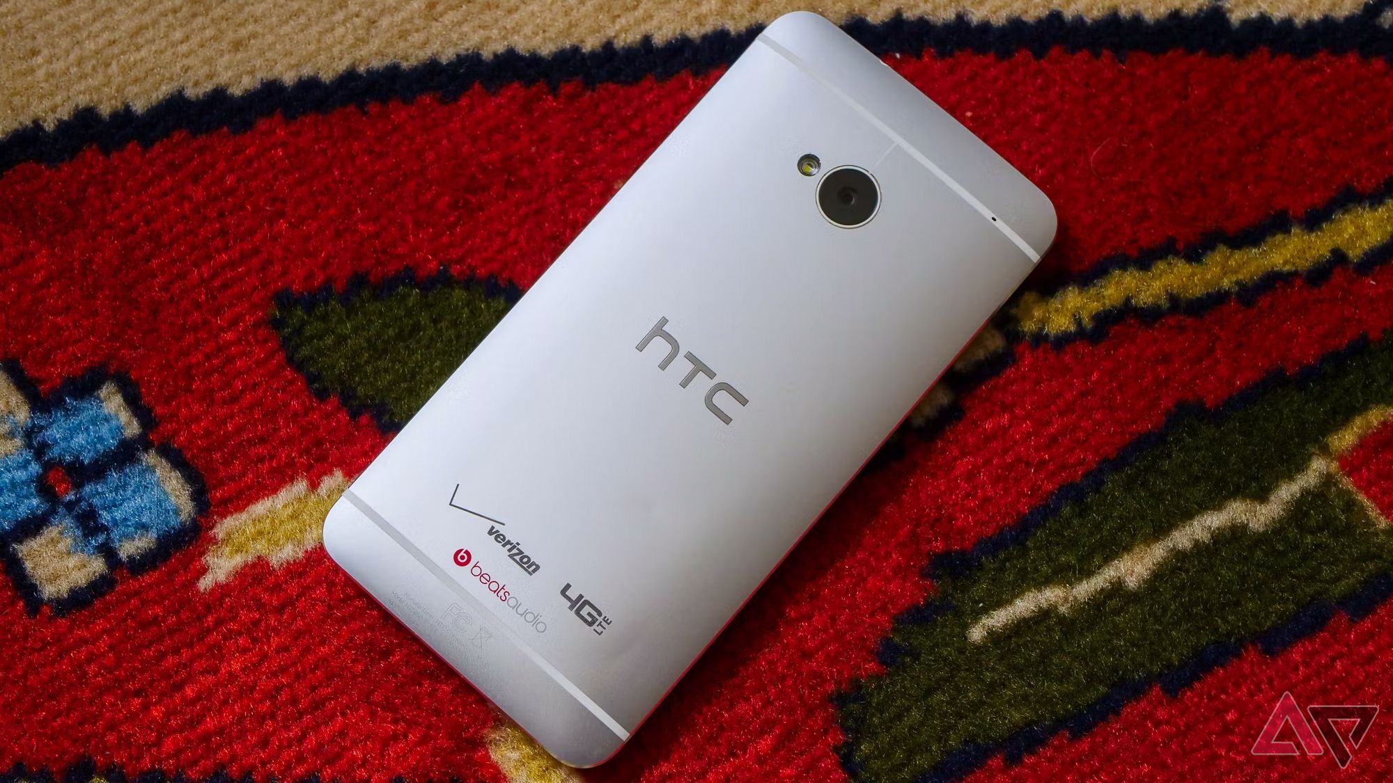 O HTC One M7 em um tapete vermelho.