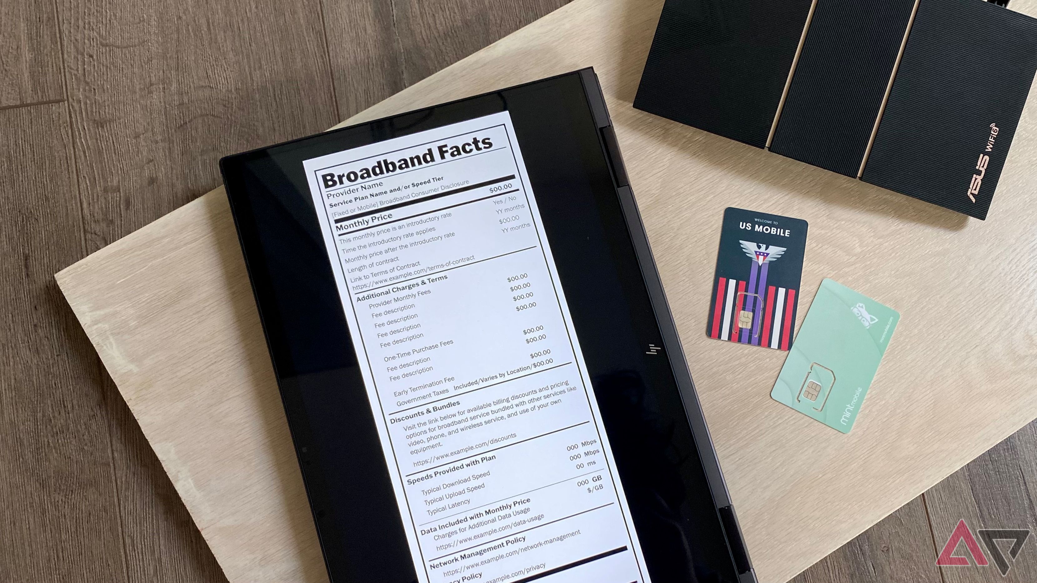 Exemplo de etiqueta FCC Broadband Facts em PC com SIMs e roteador