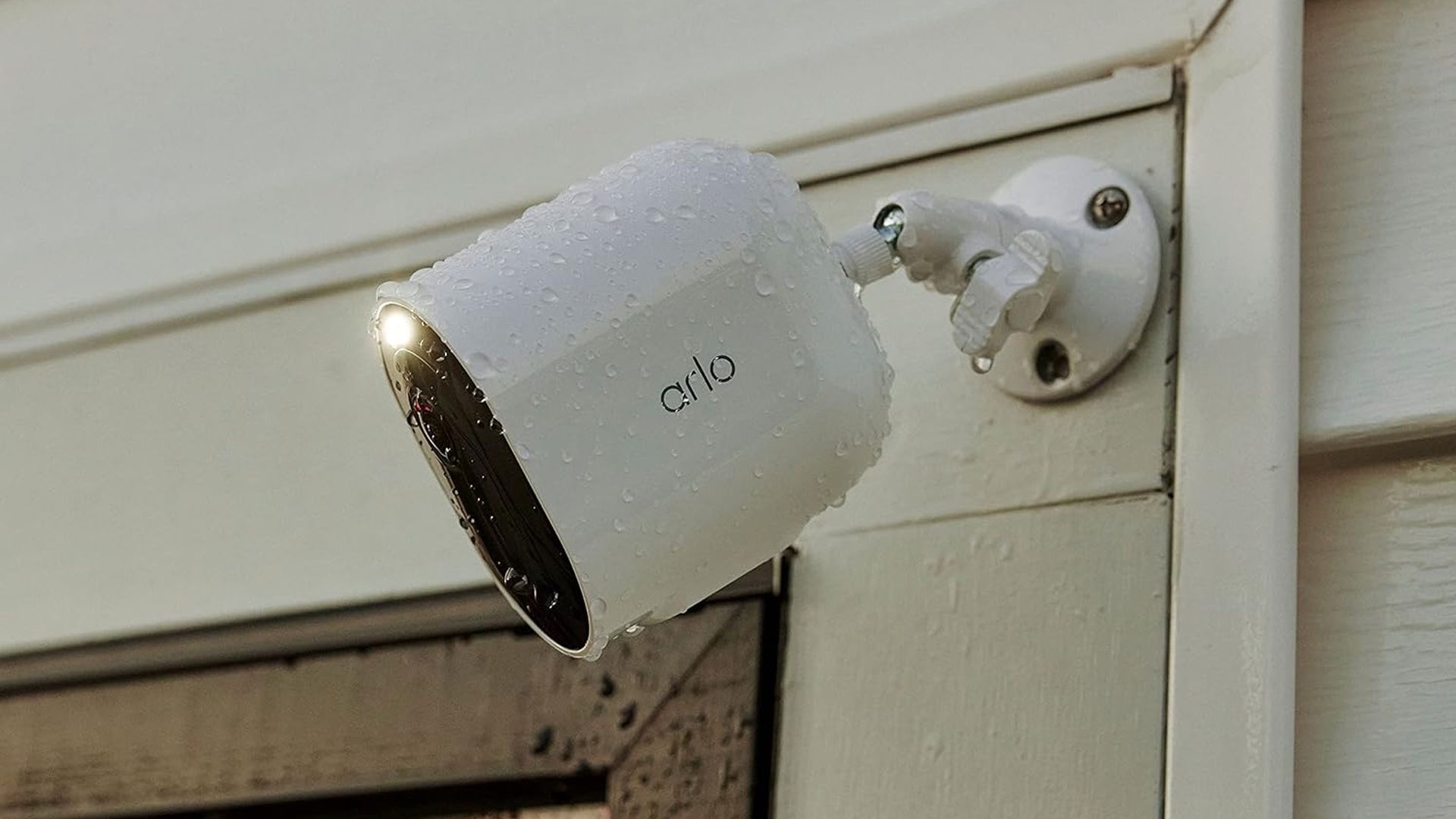 O Arlo Pro 5S montado em uma parede externa.