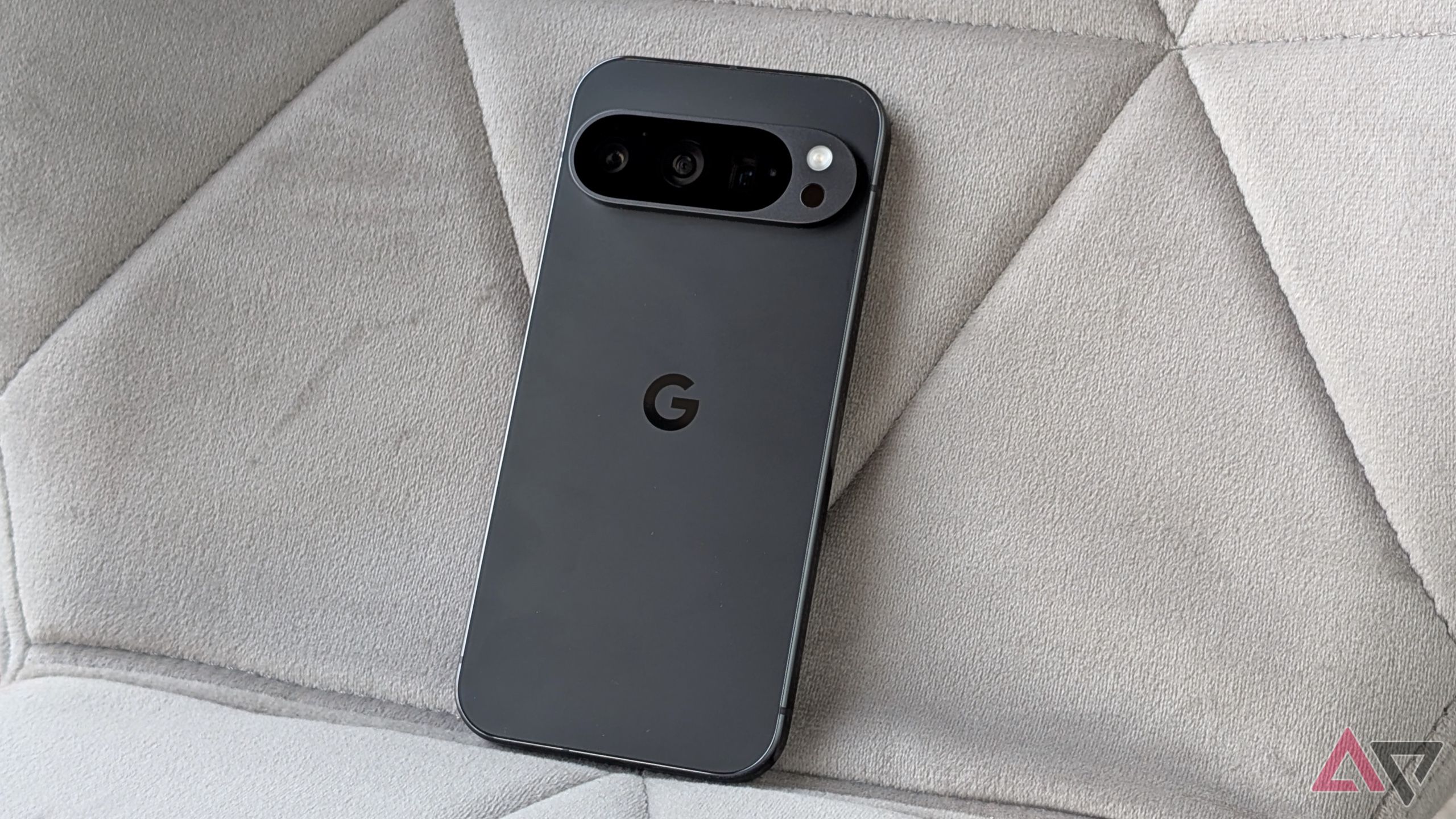 Pixel 9 Pro deitado em uma cadeira cinza