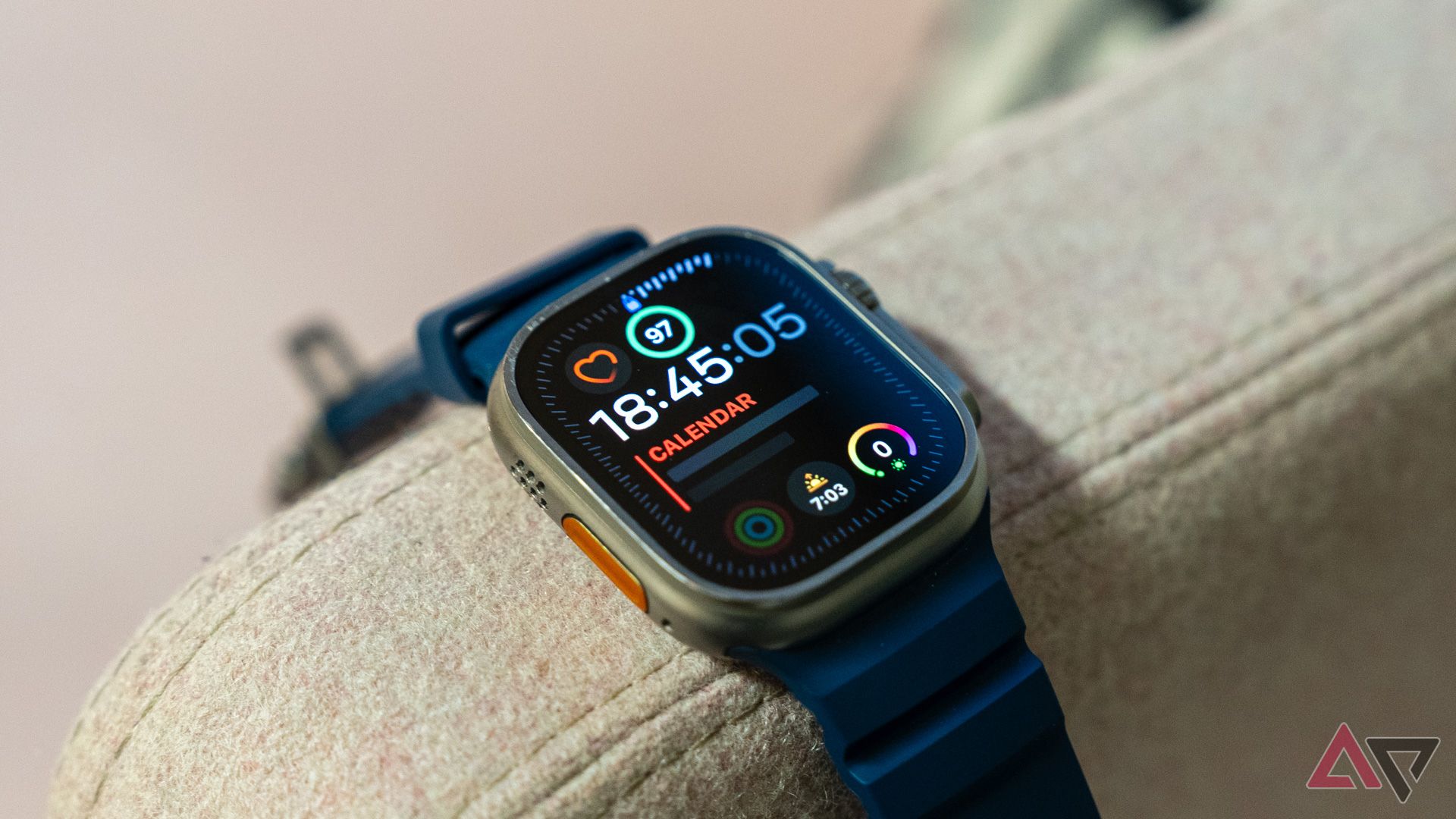 Grande plano do ecrã do Apple Watch Ultra 2 numa poltrona