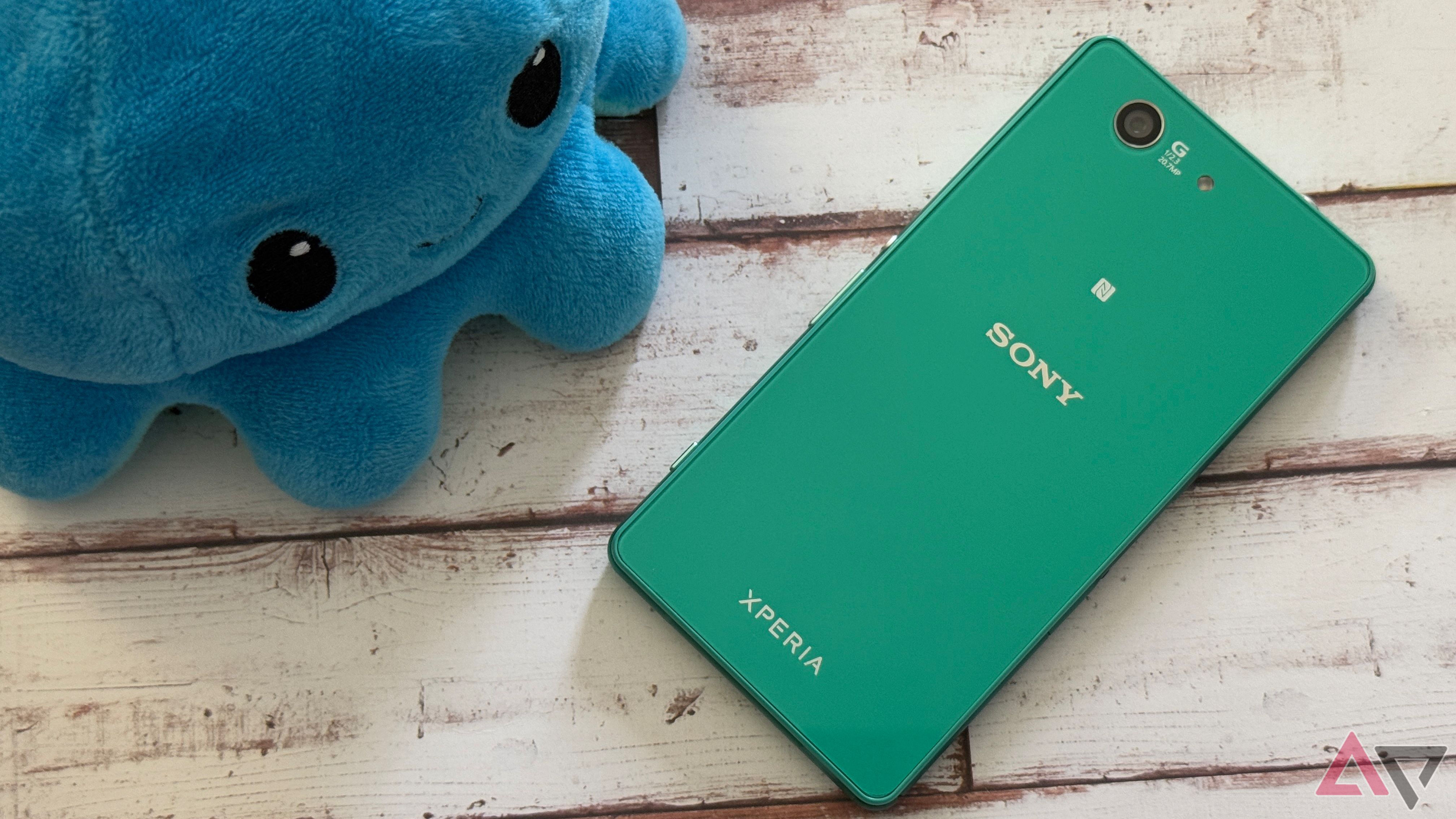 Sony Xperia Z3 Compact sentado ao lado de uma pelúcia