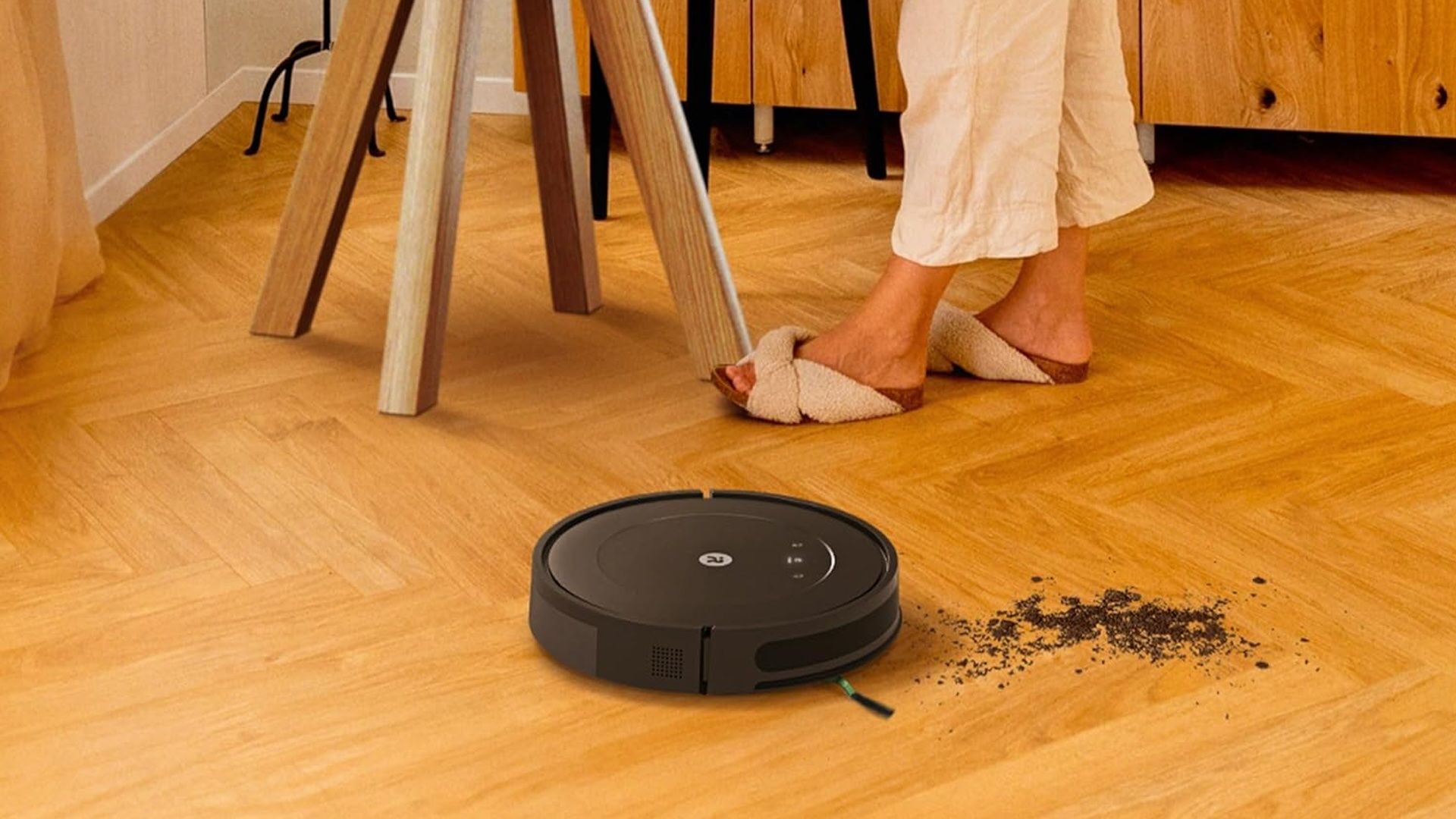 Um iRobot Roomba Essential Vac (Q0120) limpa pisos de madeira.