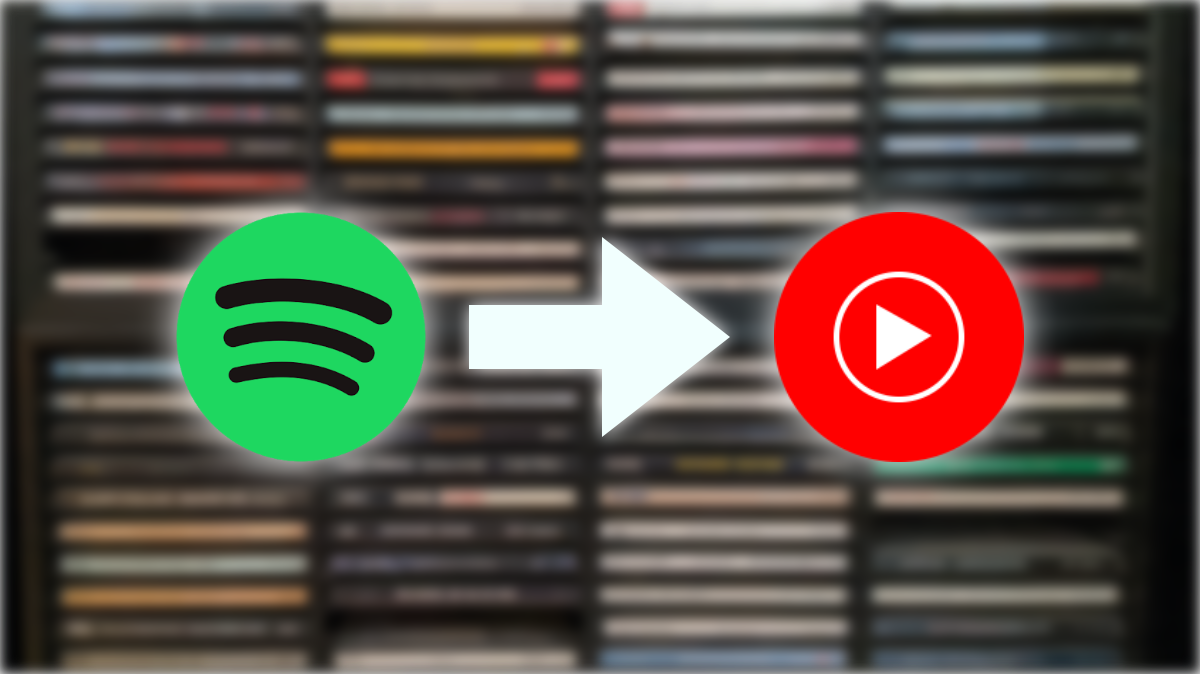 Os logotipos do Spotify e do YouTube sobre uma imagem borrada de pilhas de CDs de música