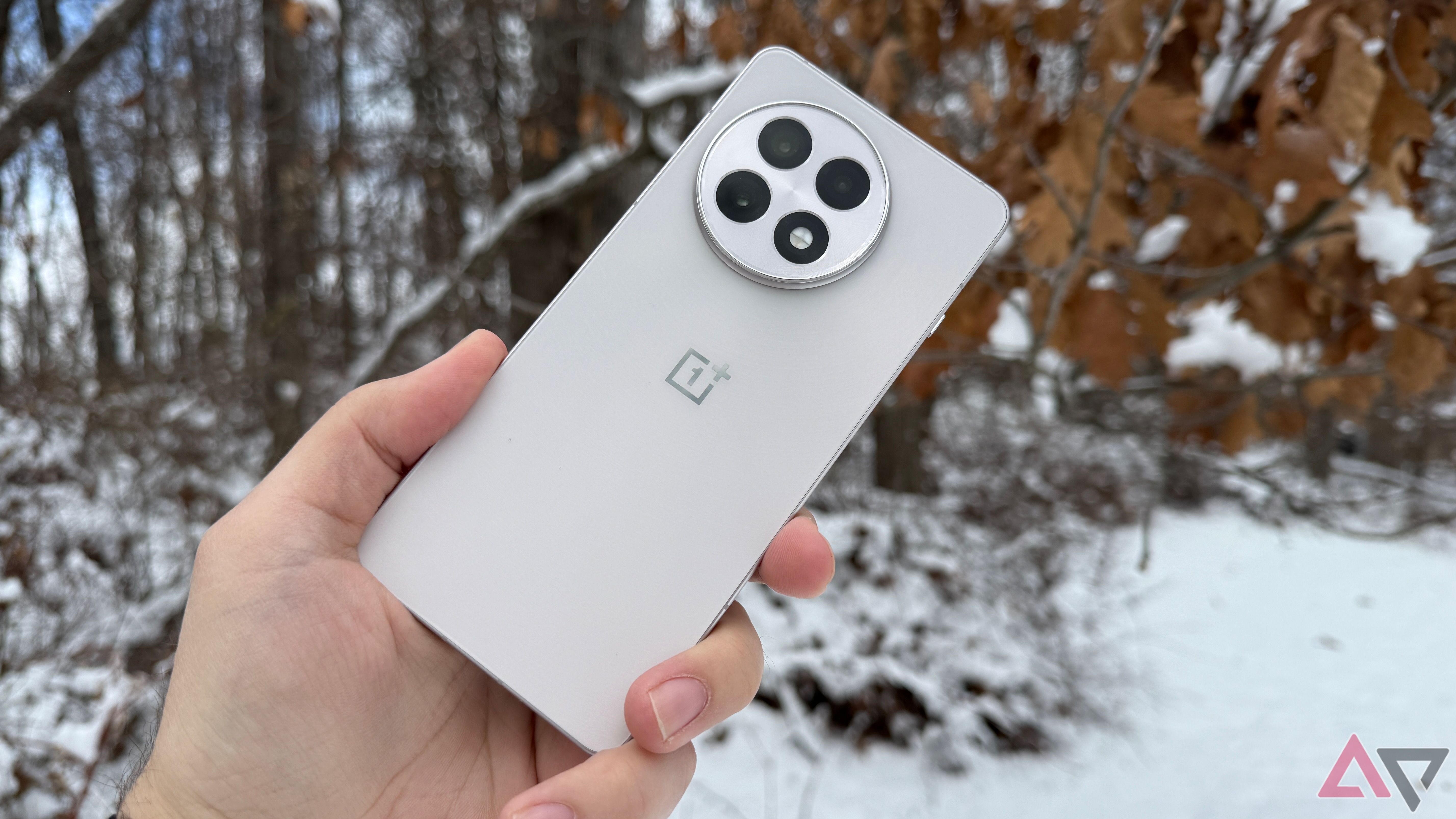 OnePlus 13R segurado contra a neve