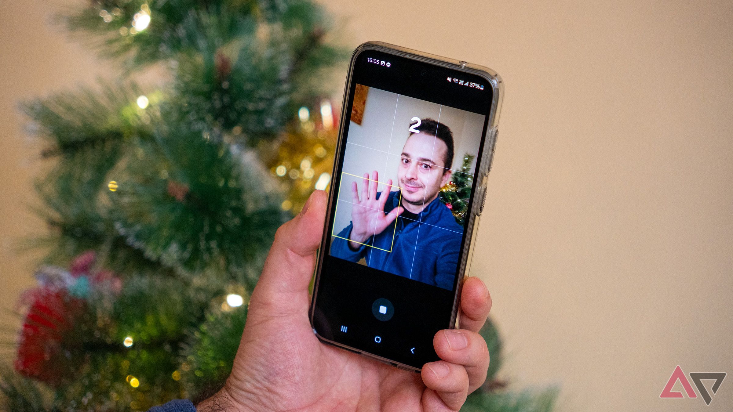 um telefone Samsung na mão tirando uma selfie de um homem