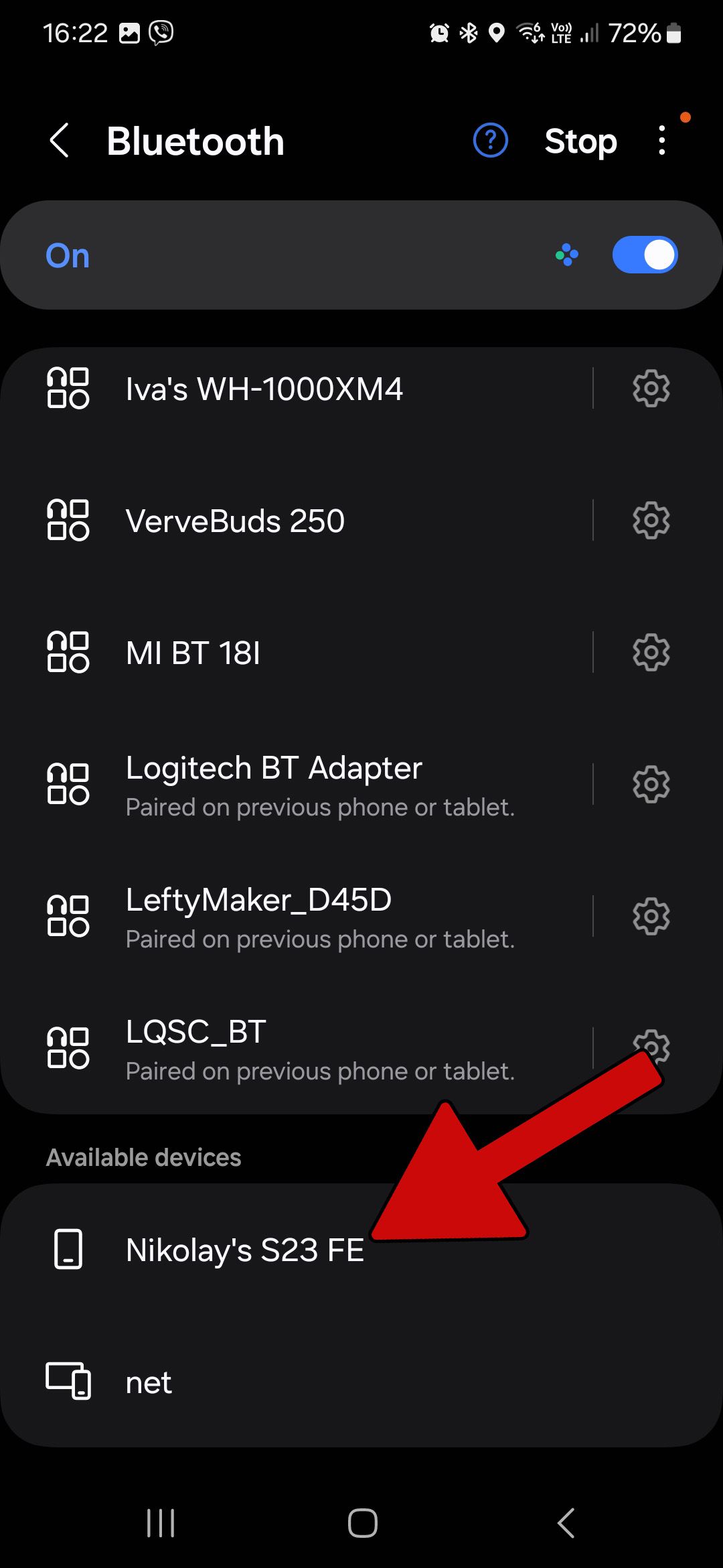 captura de tela do menu bluetooth do Android com uma seta vermelha apontando para um dispositivo bluetooth disponível