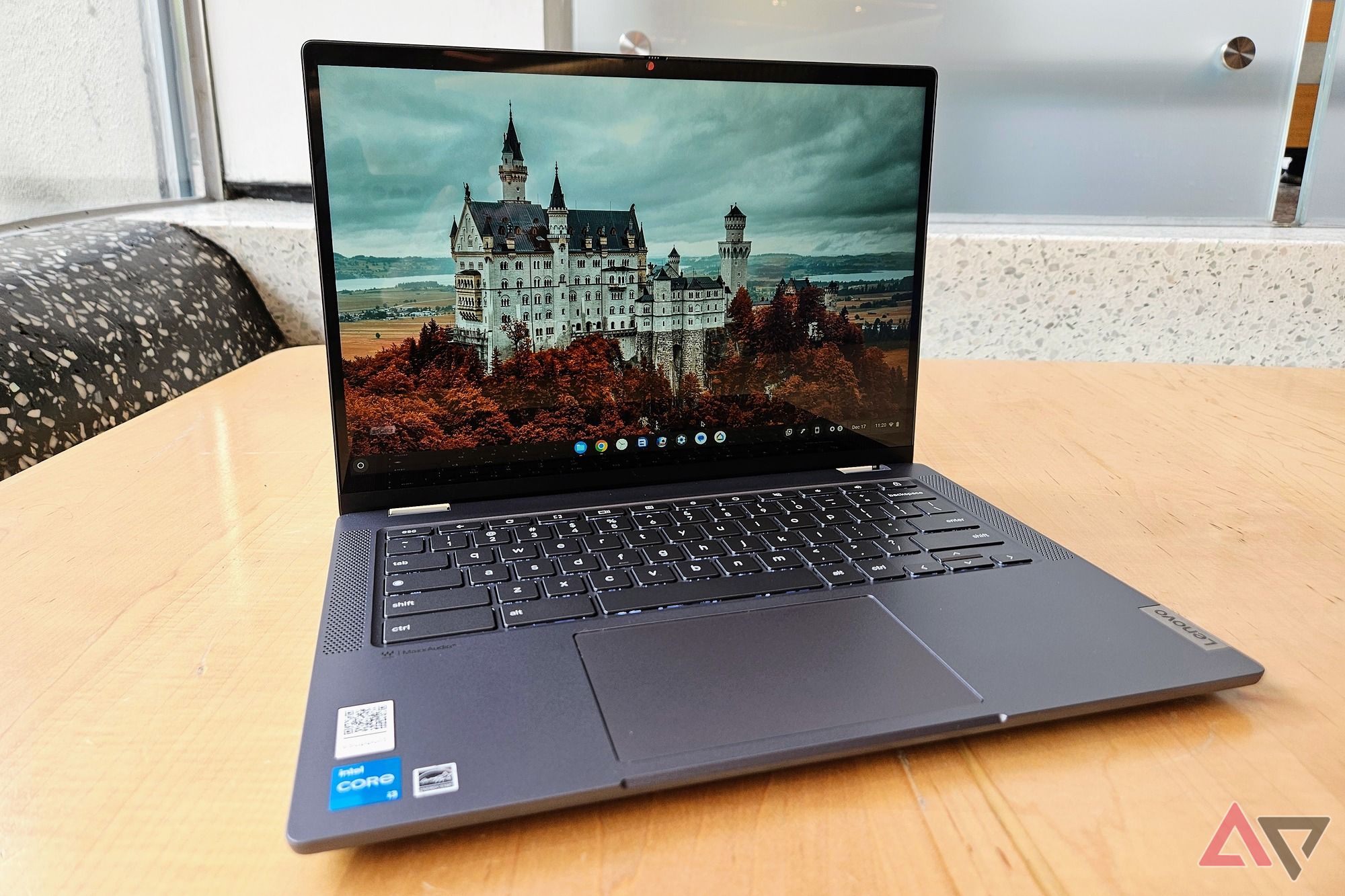 Um papel de parede do Castelo de Neuschwanstein no Lenovo Chromebook Plus Flex 5i