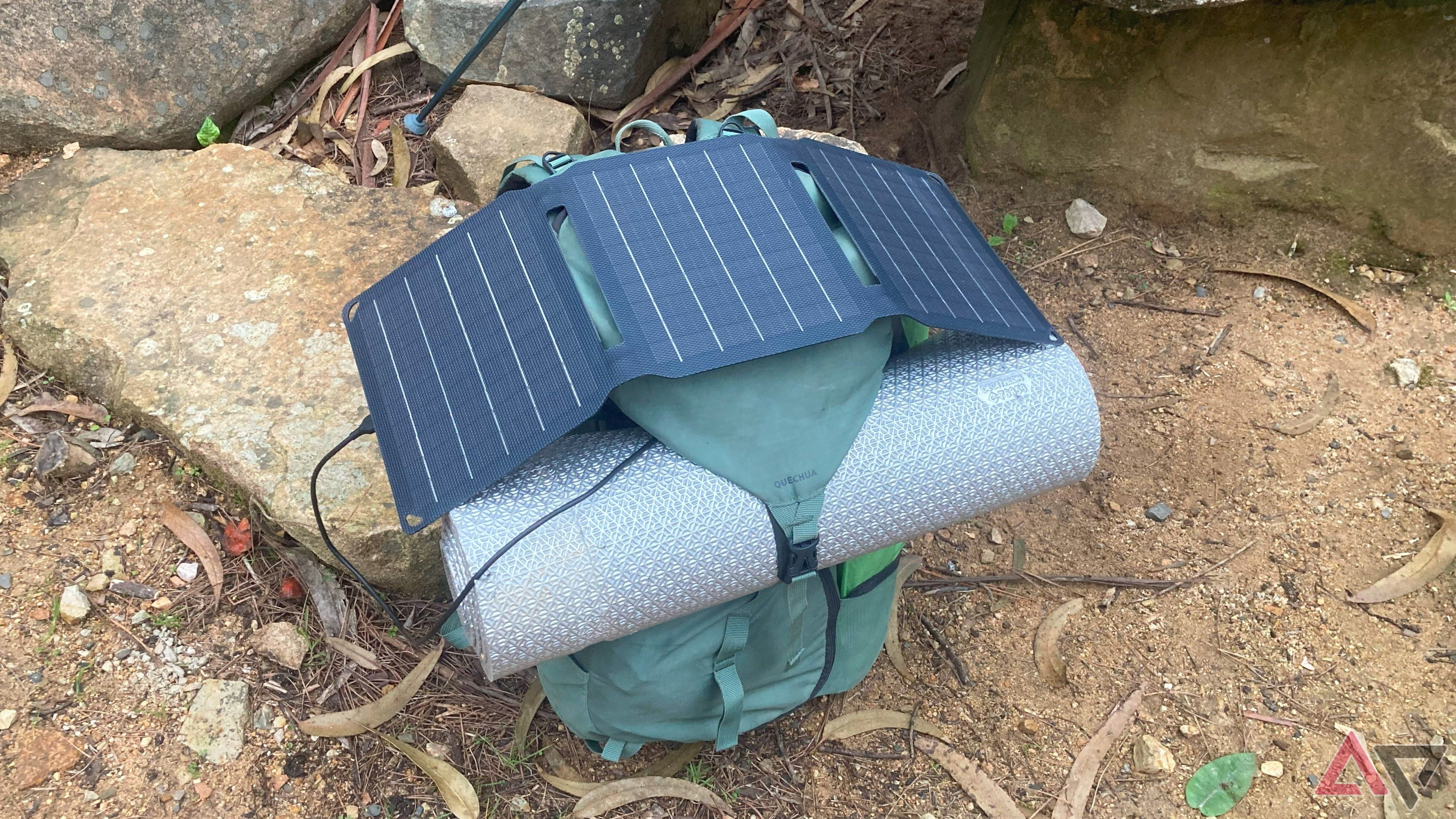 O painel solar FlexSolar E15 montado em cima de uma mochila de caminhada na natureza