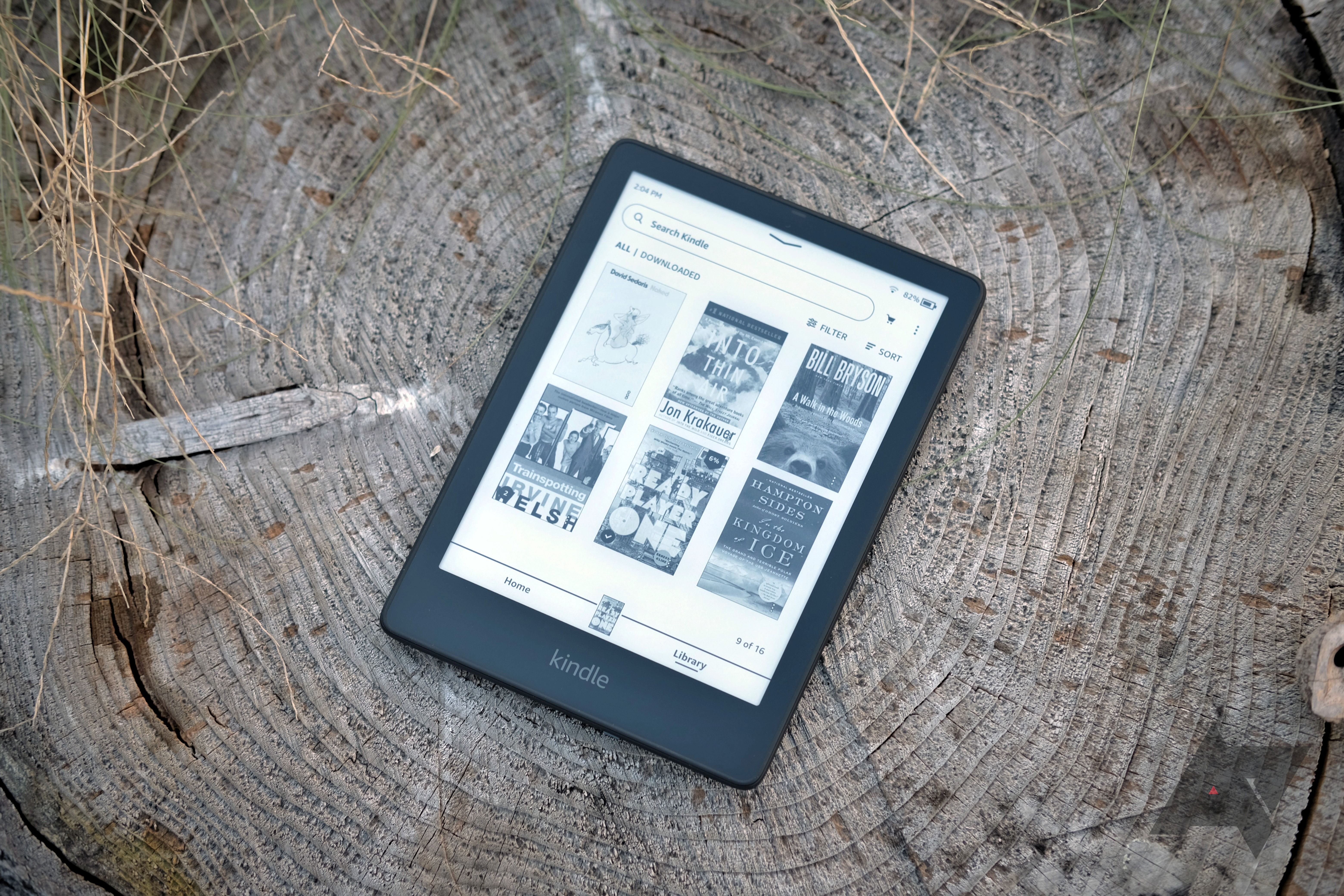 Kindle Paperwhite Signature Edition sentado em uma superfície de madeira