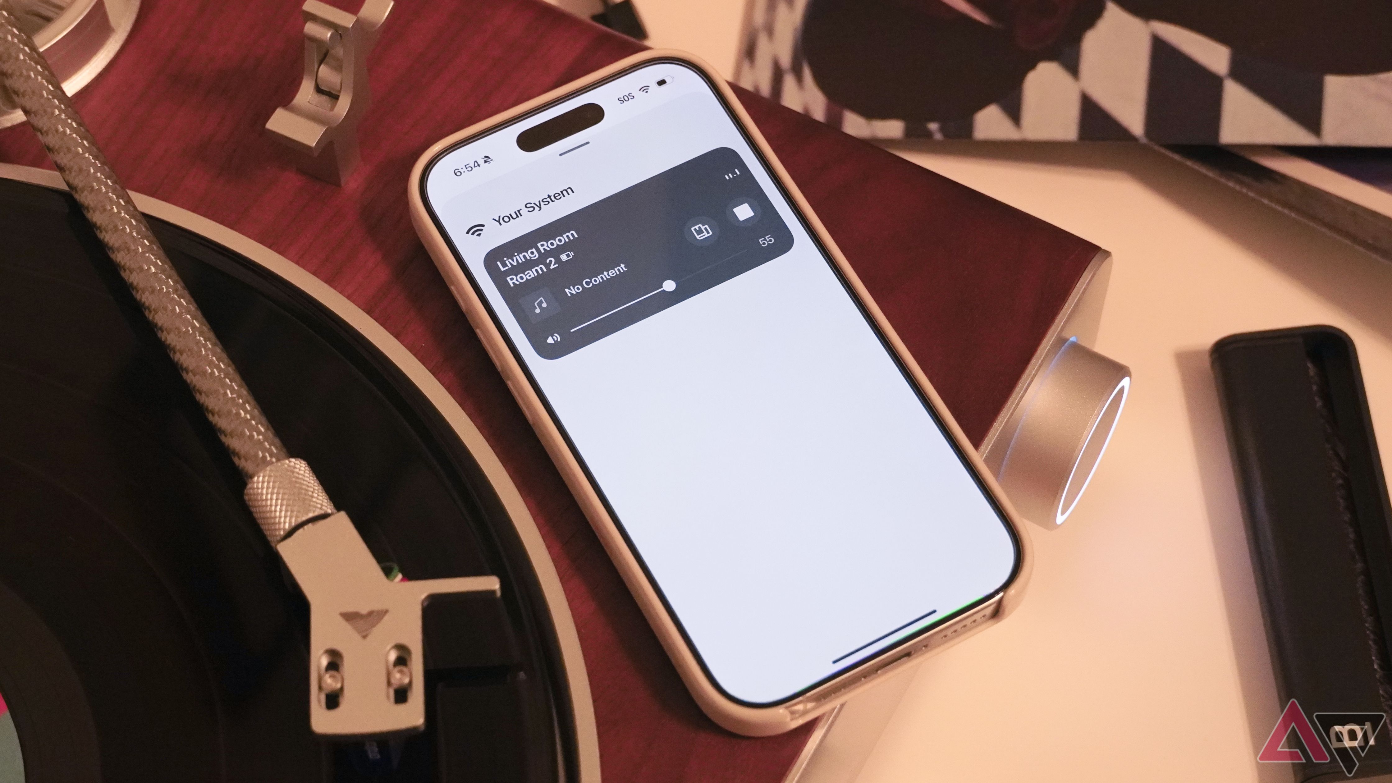 O aplicativo Sonos ao lado de uma plataforma giratória Victrola Stream Sapphire.
