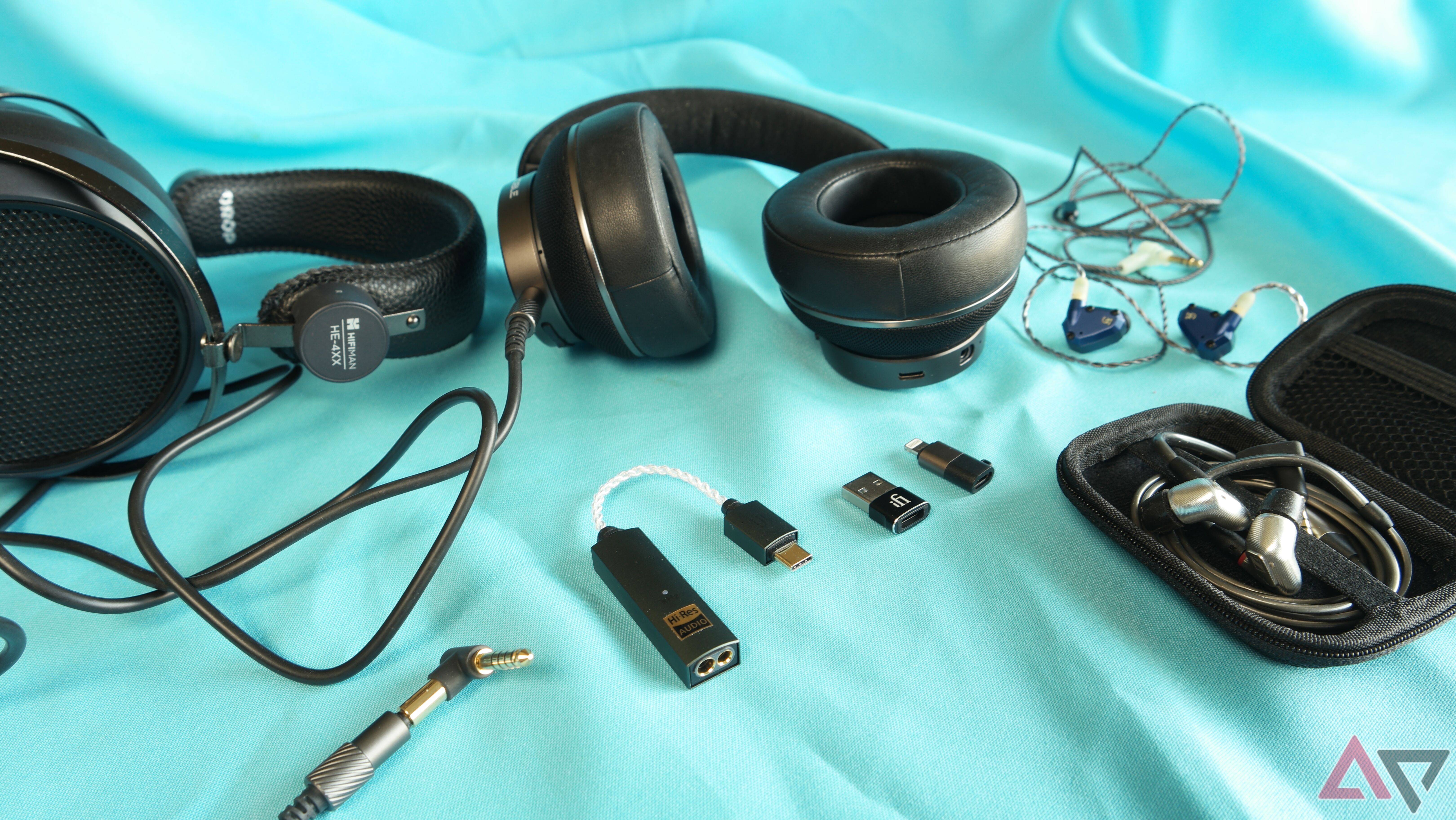 iFi Go Link Max mostrado com fones de ouvido e IEMs HiFiMan, Noble Audio, Sennheiser e Campfire Audio