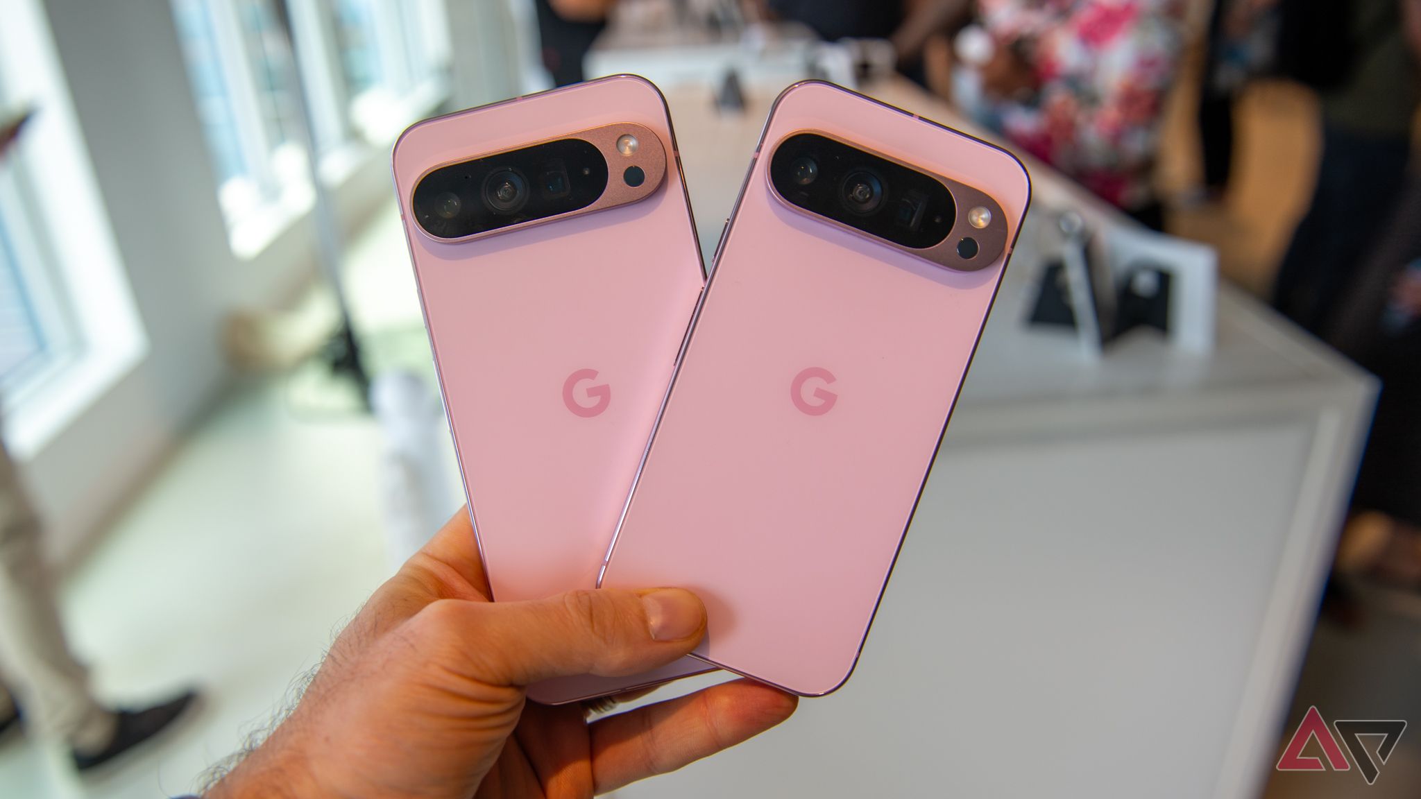 Google Pixel 9 e 9 Pro rosa em mãos