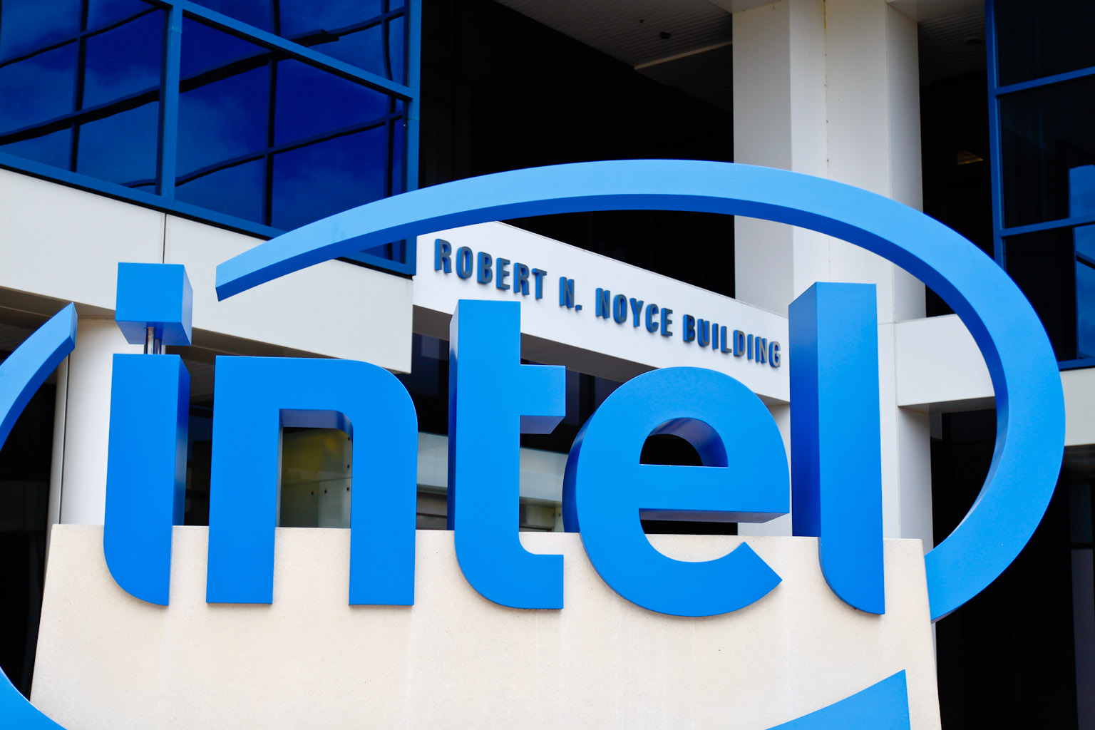 Uma imagem do logotipo da Intel em sua placa