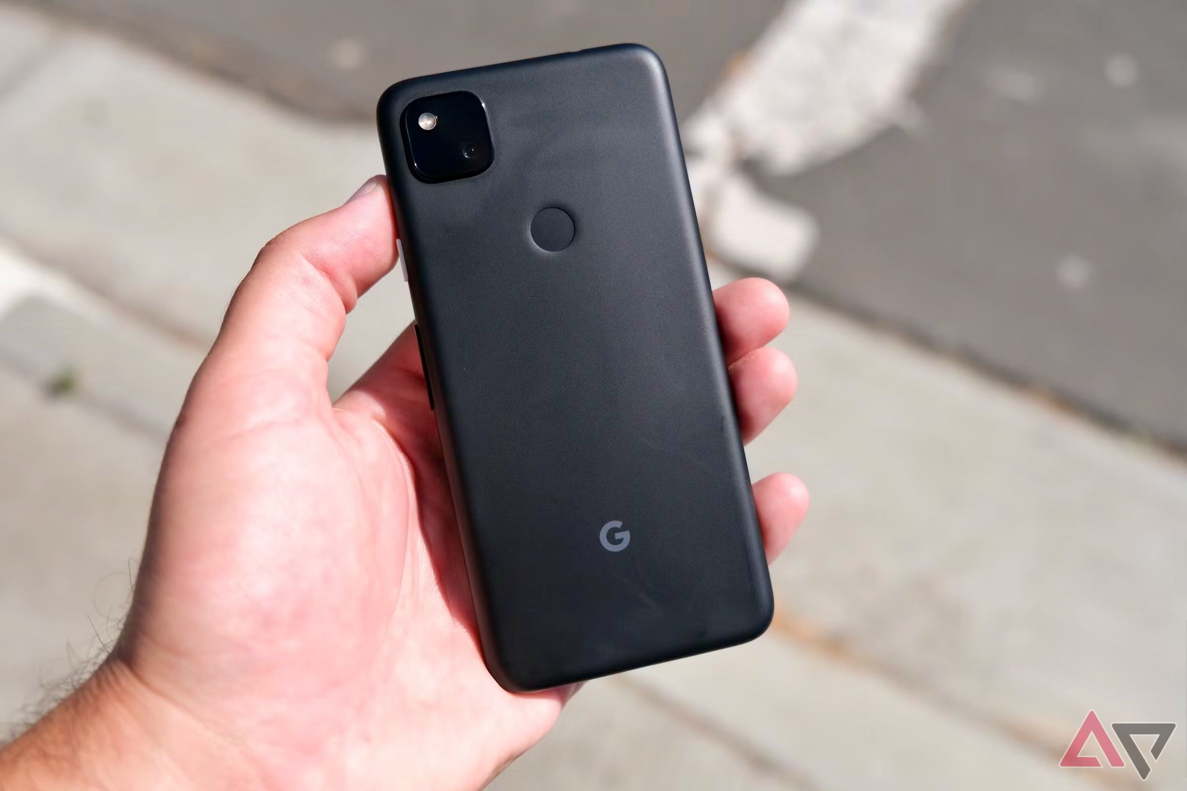 Google Pixel 4a em mãos