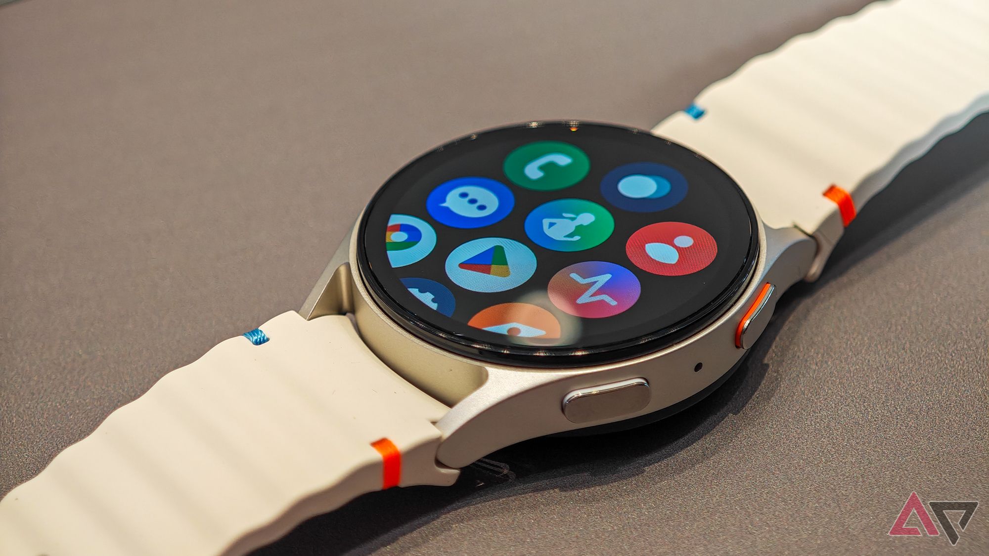 Samsung Galaxy Watch 7 em branco em uma superfície plana escura