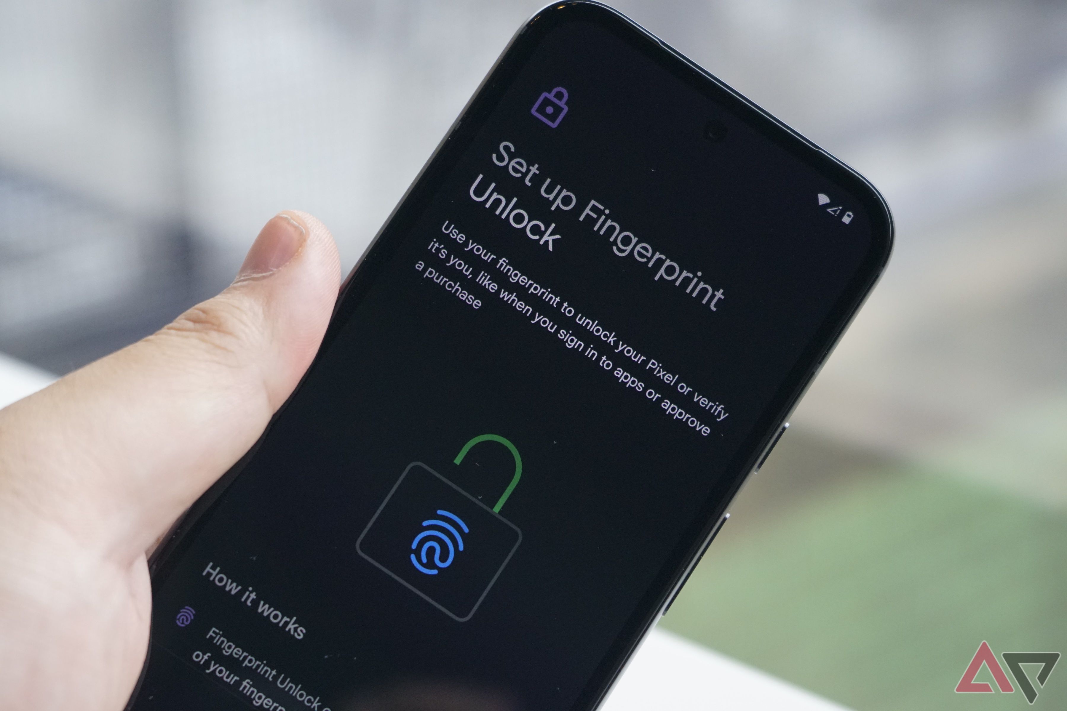 Um Pixel 8a preso durante a configuração do desbloqueio por impressão digital