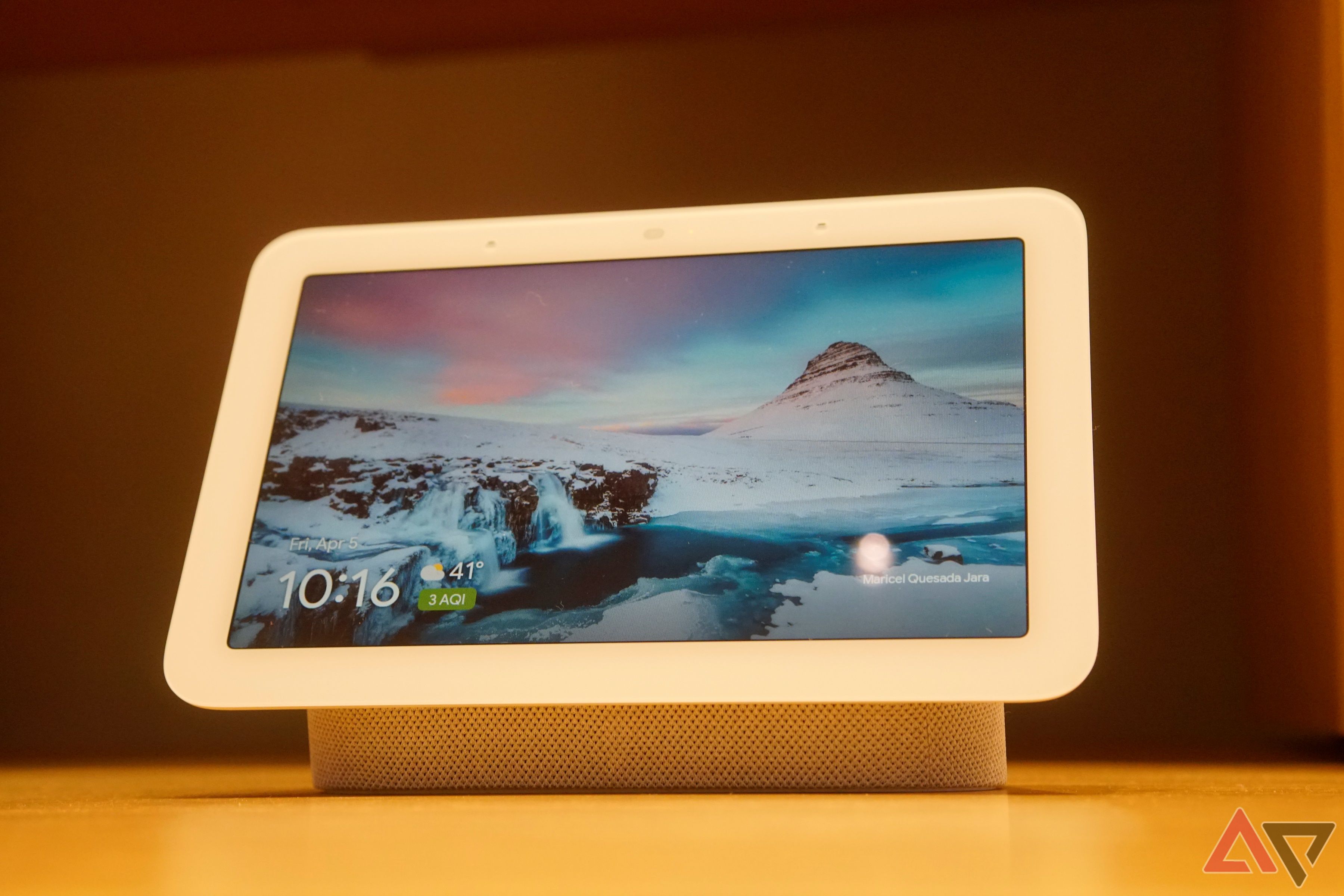 Um tablet Google Nest Hub sobre uma mesa.